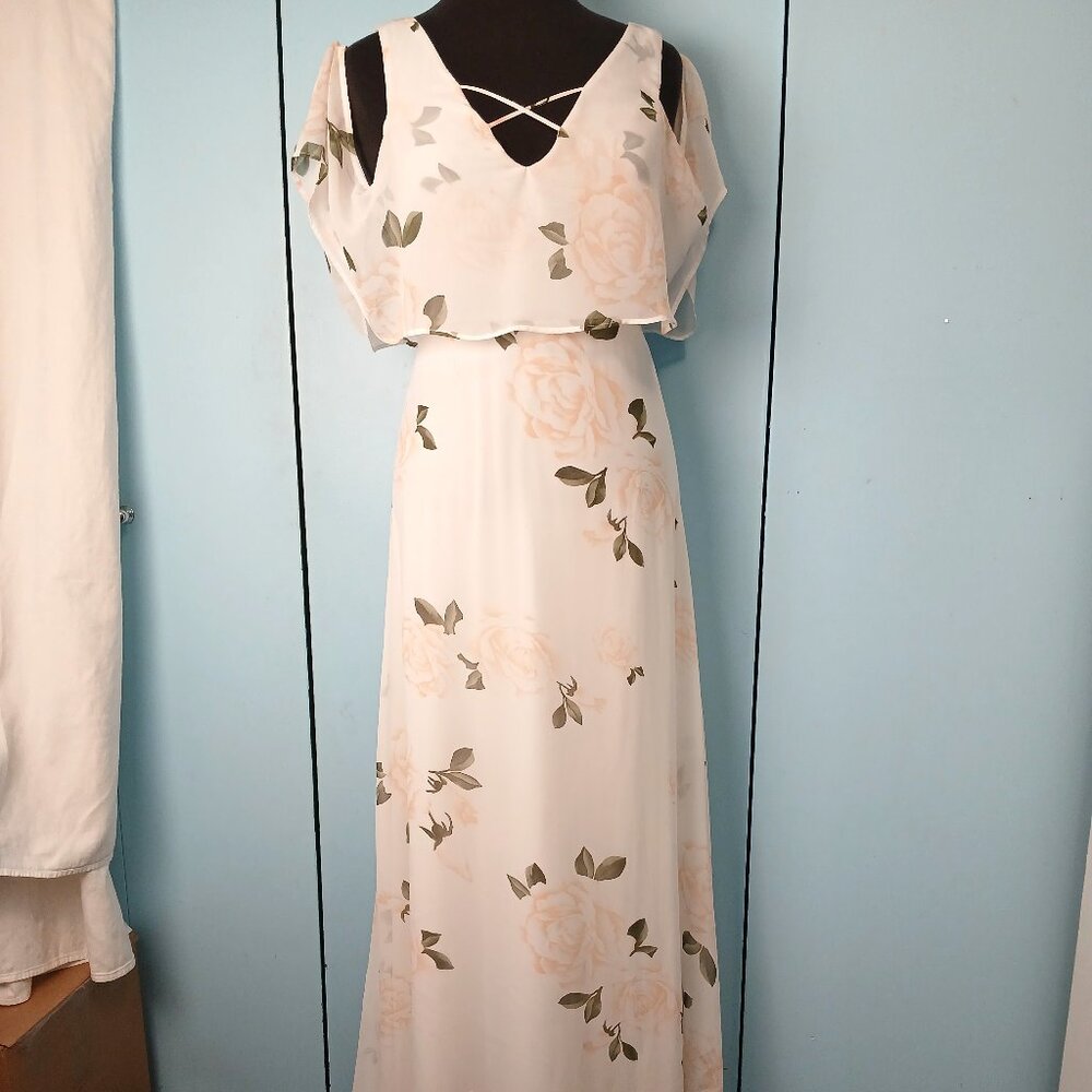 Soft, flowy long dress with cold shoulder sleeves